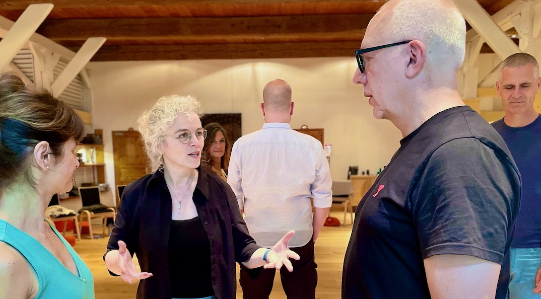 vier Gliederpuppen stellen eine Aufstellung dar